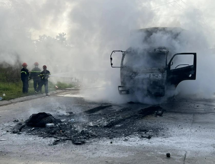Ô tô cháy rụi sau va chạm với xe máy, 2 người tử vong
