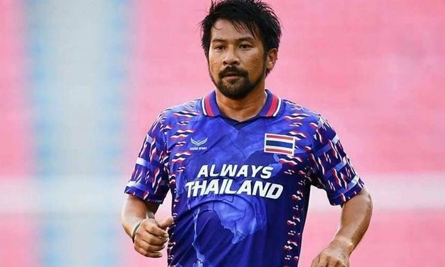 Cựu tiền vệ tuyển Thái Lan sang Việt Nam làm huấn luyện viên