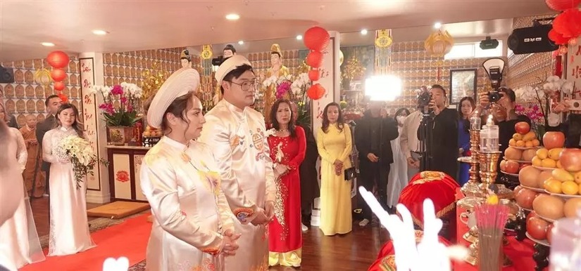 Đám cưới con gái Phi Nhung khiến dân mạng xót xa vì sự hiện diện của cố ca sĩ bằng di ảnh