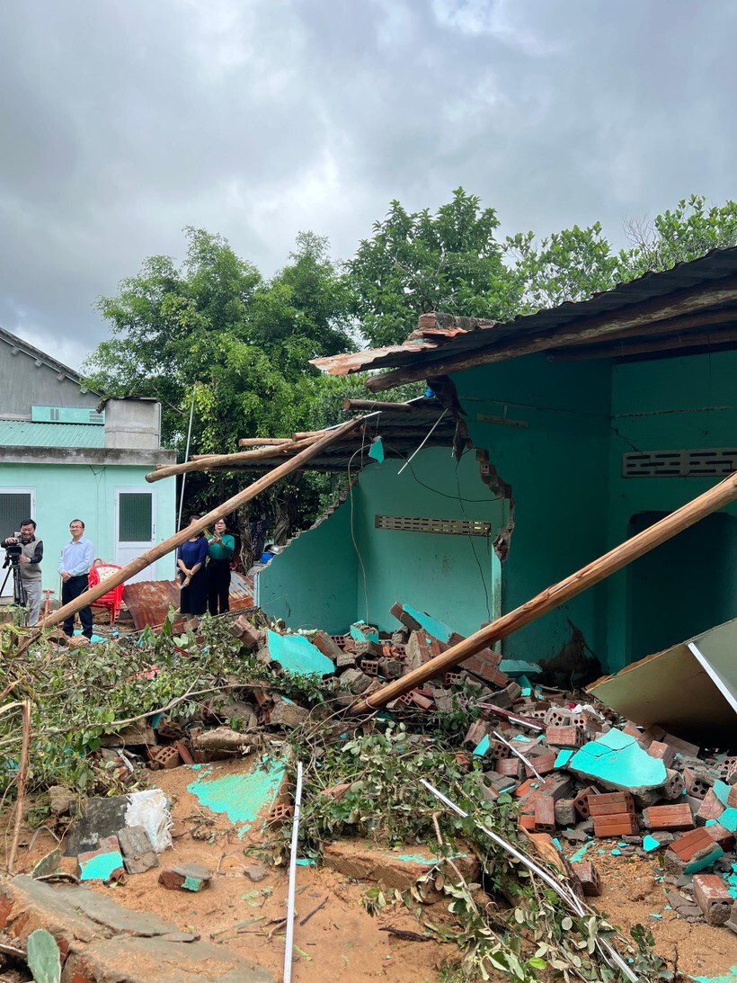 Hoa hậu Lương Thùy Linh hỗ trợ xây sửa hai ngôi nhà bị sập vì thiên tai