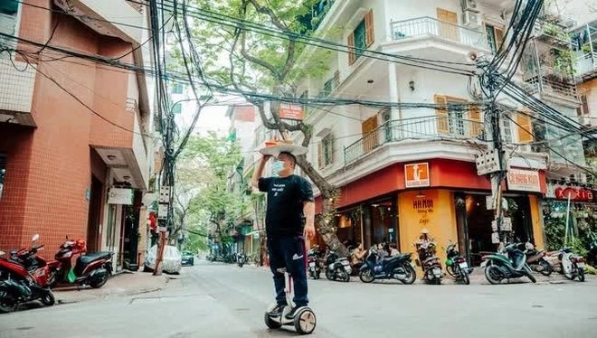 'Chất chơi' như quán ănNhà hàng Việt: Nhân viên lướt xe điện, trượt patin phục vụ Việt: Nhân viên lướt xe điện, trượt patin.. bưng đồ cho khách