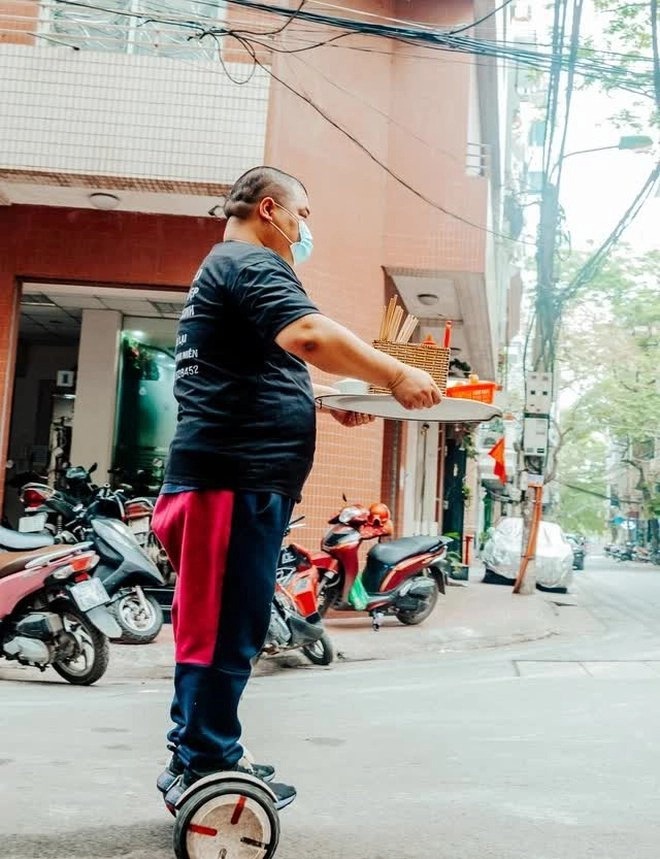 'Chất chơi' như quNhà hàng Việt: Nhân viên lướt xe điện, trượt patin phục vụán ăn Việt: Nhân viên lướt xe điện, trượt patin.. bưng đồ cho khách