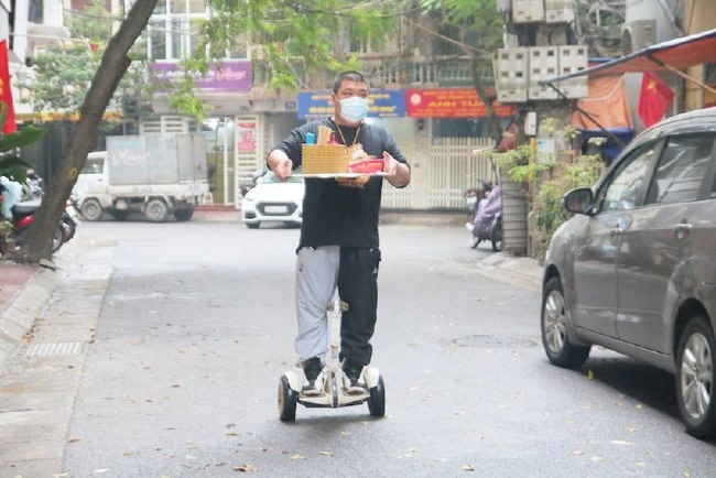 Nhà hàng Việt: Nhân viên lướt xe điện, trượt patin phục vụ