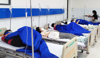 Khánh Hòa: Hàng trăm học sinh nhập viện cấp cứu, nghi bị ngộ độc thực phẩm