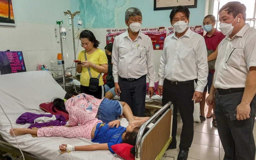 Hàng trăm học sinh nhập viện cấp cứu, nghi bị ngộ độc thực phẩm