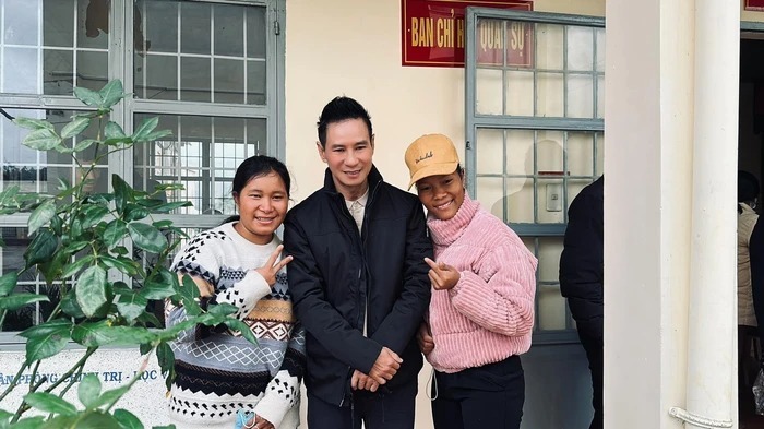 Vợ chồng Lý Hải - Minh Hà mang tổng 3.500 áo ấm tặng bà con vùng cao 