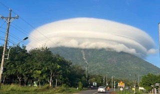 Chuyên gia giải mã hiện tượng đám mây kỳ lạ như đĩa bay bao quanh núi Bà Đen