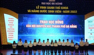 Đại học Đà Nẵng vinh danh tân thủ khoa và trao học bổng nâng bước sinh viên 