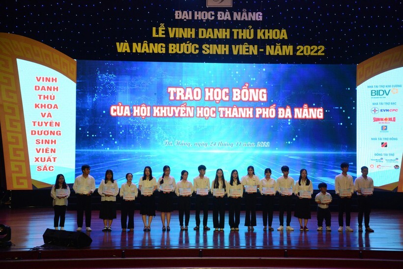 Đại học Đà Nẵng vinh danh tân thủ khoa và trao học bổng nâng bước sinh viên 