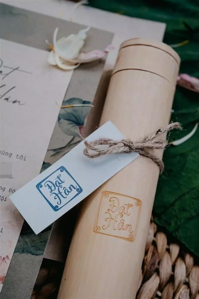 Thiệp cưới Ngọc Hân gây chú ý khi đựng trong ống tre, khắc logo từ dấu triện