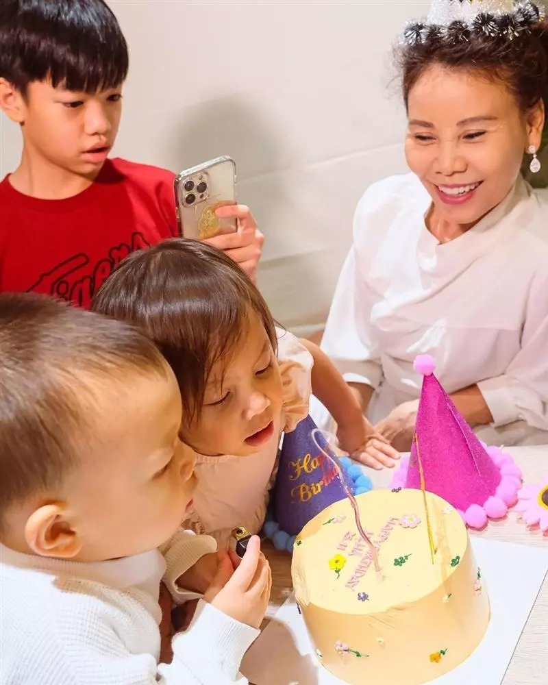 Hồ Ngọc Hà xúc động khi được 3 con tổ chức sinh nhật sớm với 1 chiếc bánh kem