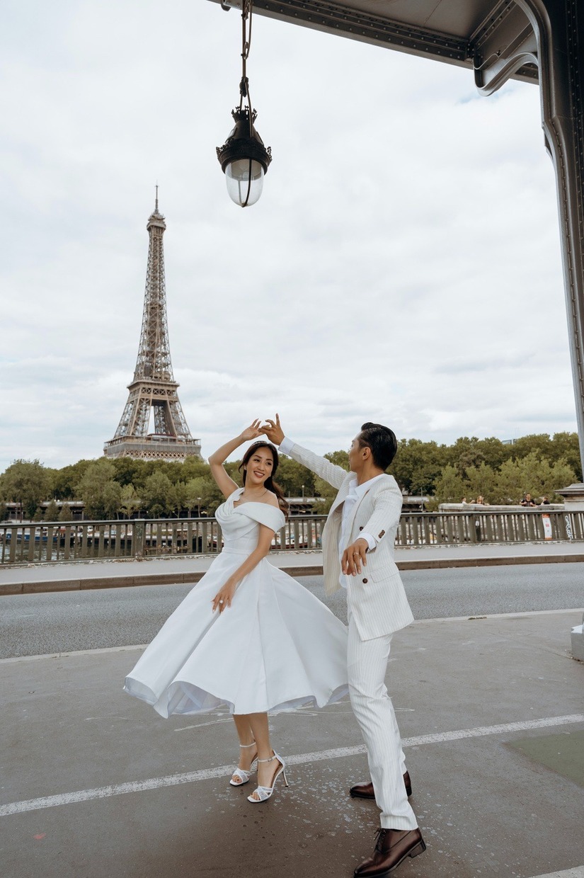 Khánh Thi và Phan Hiển đã cùng nhau đến Paris để chụp bức ảnh cưới tuyệt đẹp này. Với những hình ảnh đầy sắc màu, nụ cười tươi tắn và niềm hạnh phúc vô bờ bến, bức ảnh này sẽ khiến bất cứ ai xem cũng phải hồi hộp và thích thú.