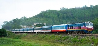 Đường sắt nối thêm toa xe để phục vụ người dân về quê ăn Tết 2023, tuần qua đã bổ sung thêm 2.000 vé tàu