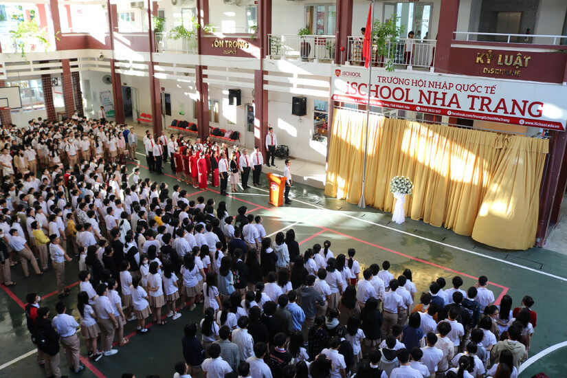 Tập thể giáo viên và học sinh trường iSchool Nha Trang mặc niệm tưởng nhớ tới nam sinh qua đời