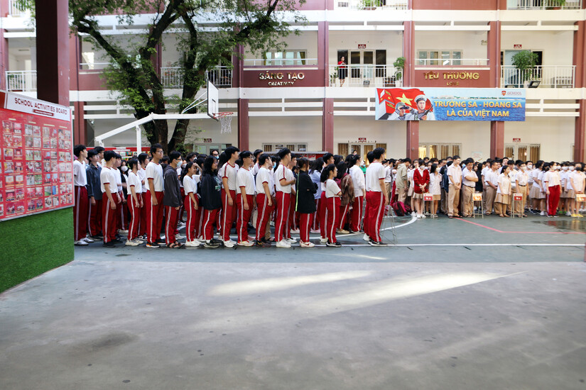 Tập thể giáo viên và học sinh trường iSchool Nha Trang mặc niệm tưởng nhớ tới nam sinh qua đời