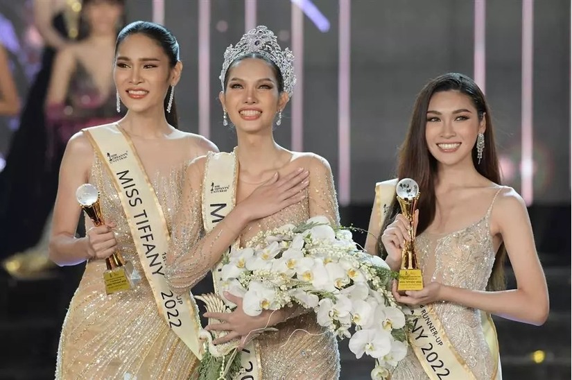 Tân Hoa hậu Chuyển giới Thái Lan 2022 ngọt ngào hôn bạn gái sau đăng quang