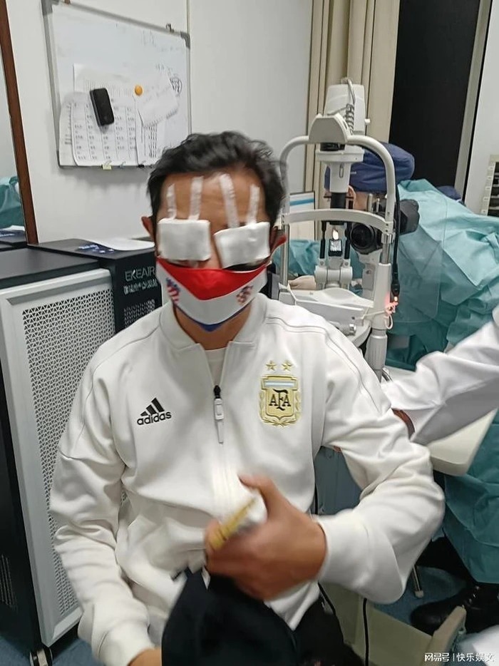Vì đam mê World Cup, một nam ca sĩ gặp chấn thương ở mắt, có thể mù vĩnh viễn