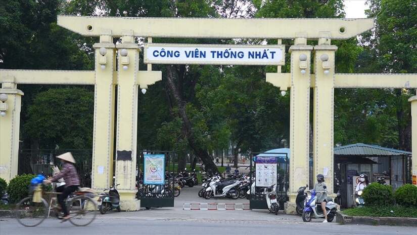 Một phần tường rào công viên Thống Nhất được dỡ bỏ để kết nối với phố đi bộ