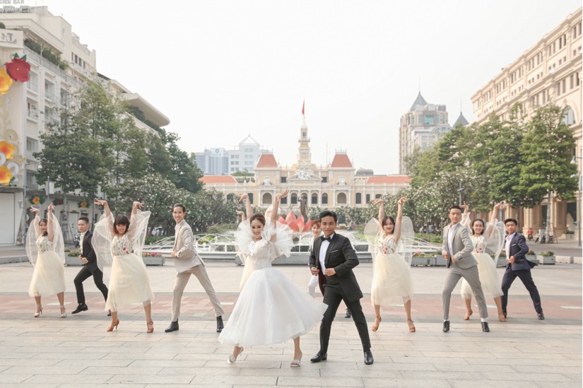 Khánh Thi - Phan Hiển mời 1.000 khách dự tiệc cưới, kể lại chuyện tình 13 năm bằng MV 