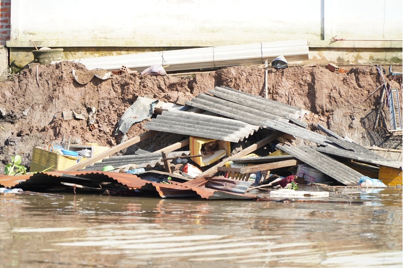 Vĩnh Long: Sạt lở kinh hoàng khiến 13 căn nhà bị trôi sông