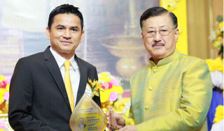 HLV Kiatisak nhận danh hiệu cao quý từ quê nhà Thái Lan