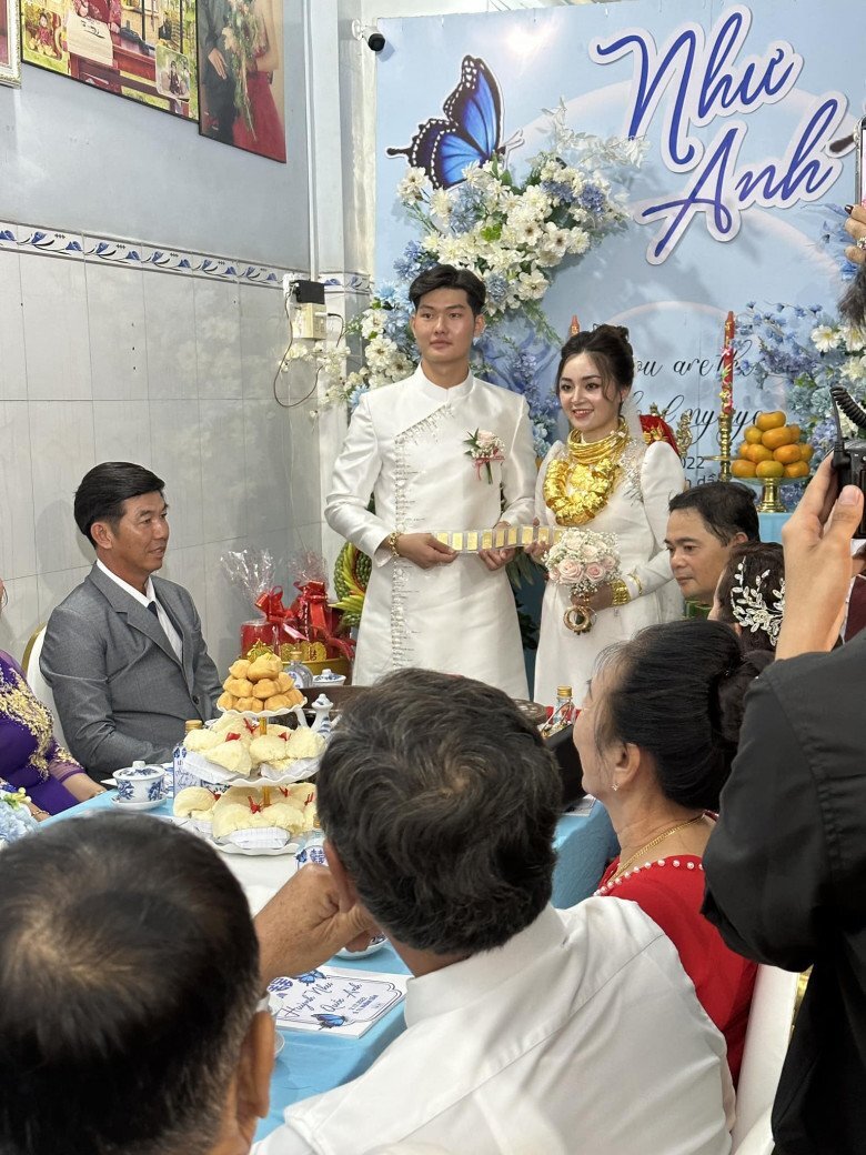 Cô dâu Cần Thơ đeo gần 50 cây vàng trong ngày đính hôn khiến dân mạng sửng sốt