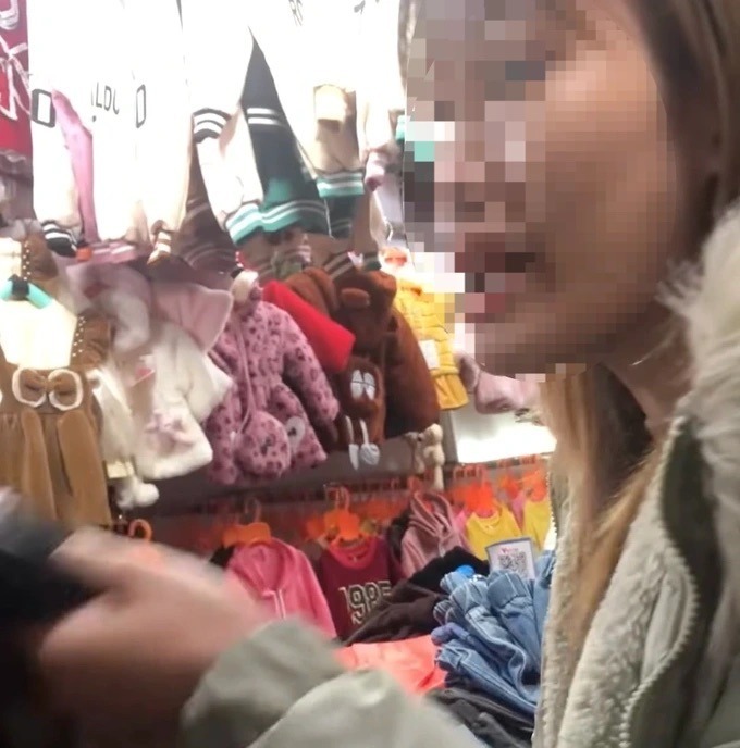 Công an vào việc vụ cô gái bị tác động vật lý khi mặc cả giữa chợ ở Hà Nội