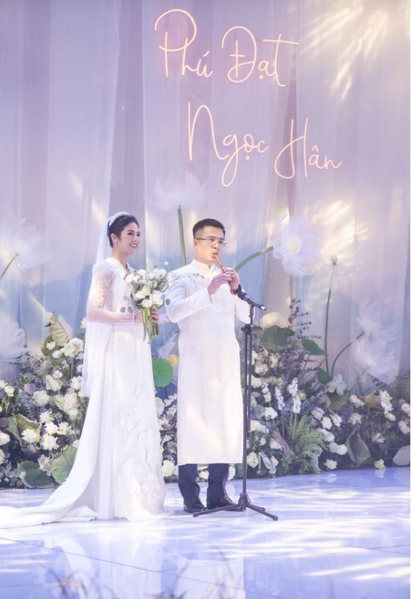 Lễ cưới Hoa hậu Ngọc Hân: Cô dâu diện áo dài do chính mình thiết kế, chú rể gây sốc khi thổi sáo tặng bà xã tương lai