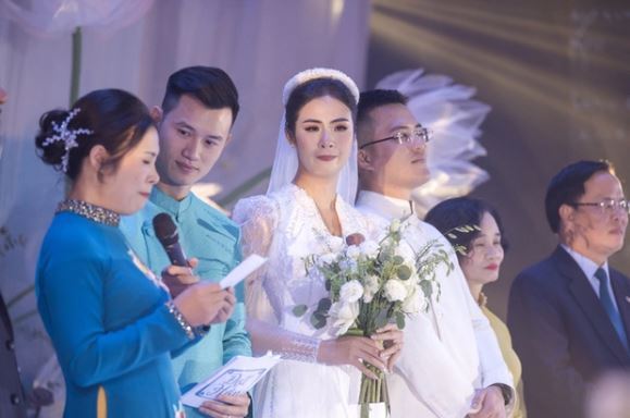 Lễ cưới Hoa hậu Ngọc Hân: Cô dâu diện áo dài do chính mình thiết kế, chú rể gây sốc khi thổi sáo tặng bà xã tương lai