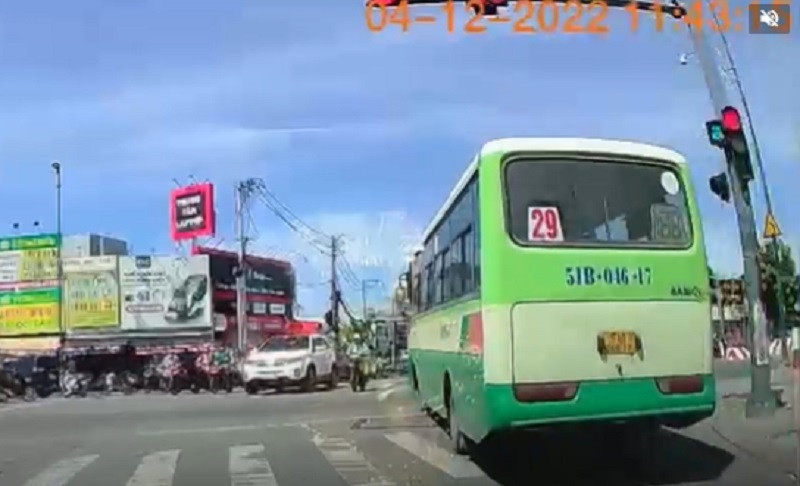 Vụ xe buýt vượt đèn đỏ ở TP Thủ Đức: Tài xế bị tước bằng, phạt 5 triệu đồng