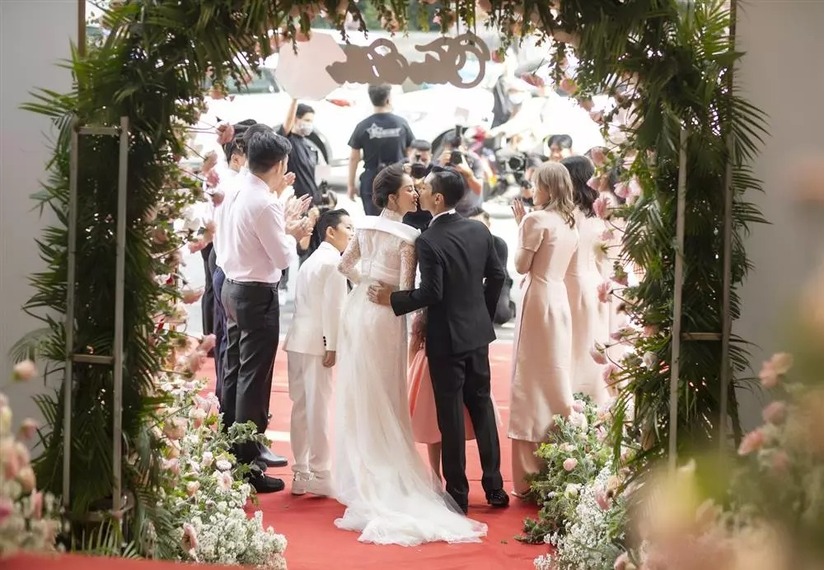 Lê gia tiên của Khánh Thi và Phan Hiển ngập tràn hoa hồng, cô dâu nức nở vì hạnh phúc
