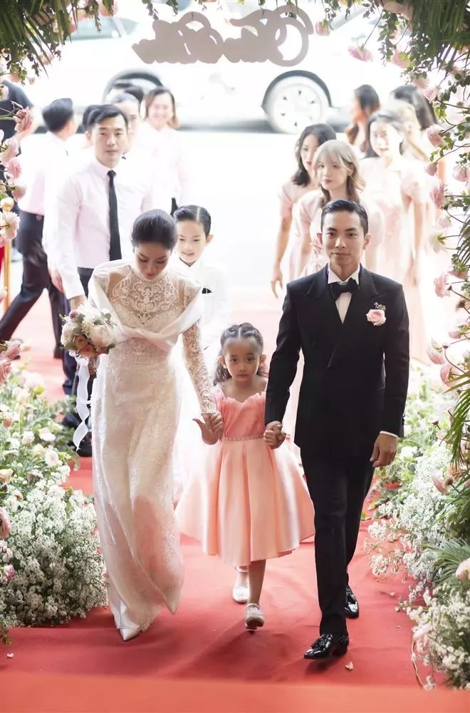 Lê gia tiên của Khánh Thi và Phan Hiển ngập tràn hoa hồng, cô dâu nức nở vì hạnh phúc