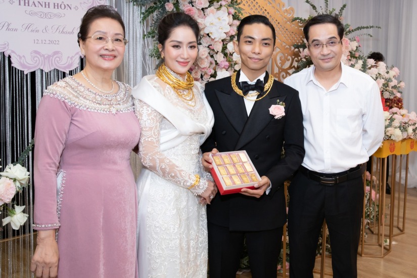 Choáng ngợp quà tân hôn của Khánh Thi - Phan Hiển: Toàn là vàng và tiền mặt nặng trĩu