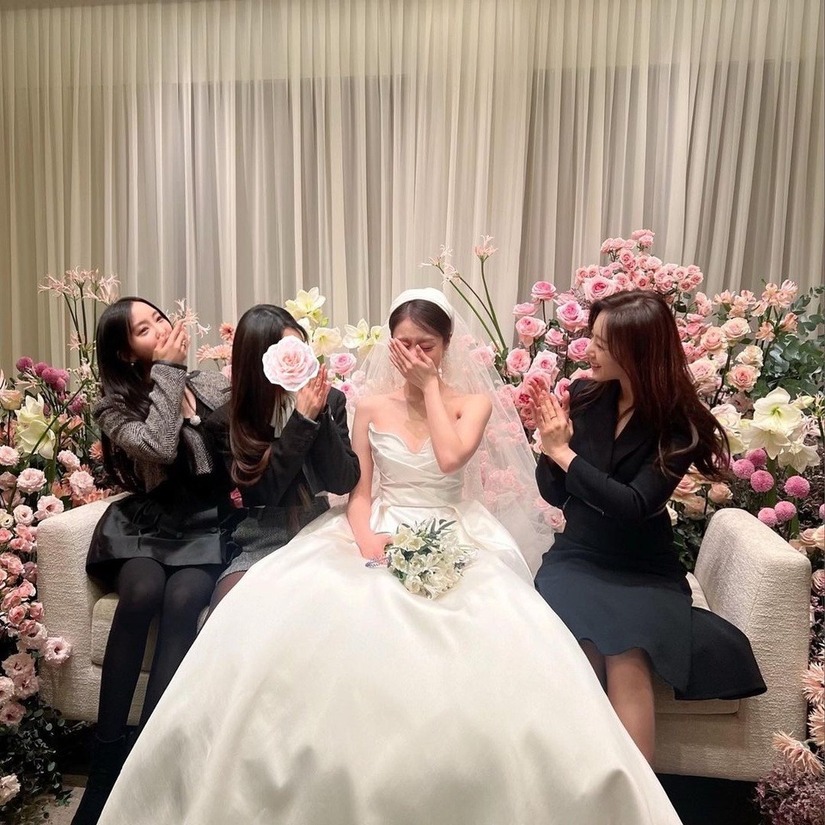 IU tặng Jiyeon vòng ngọc trai giá trị 'khủng' nhân ngày cưới