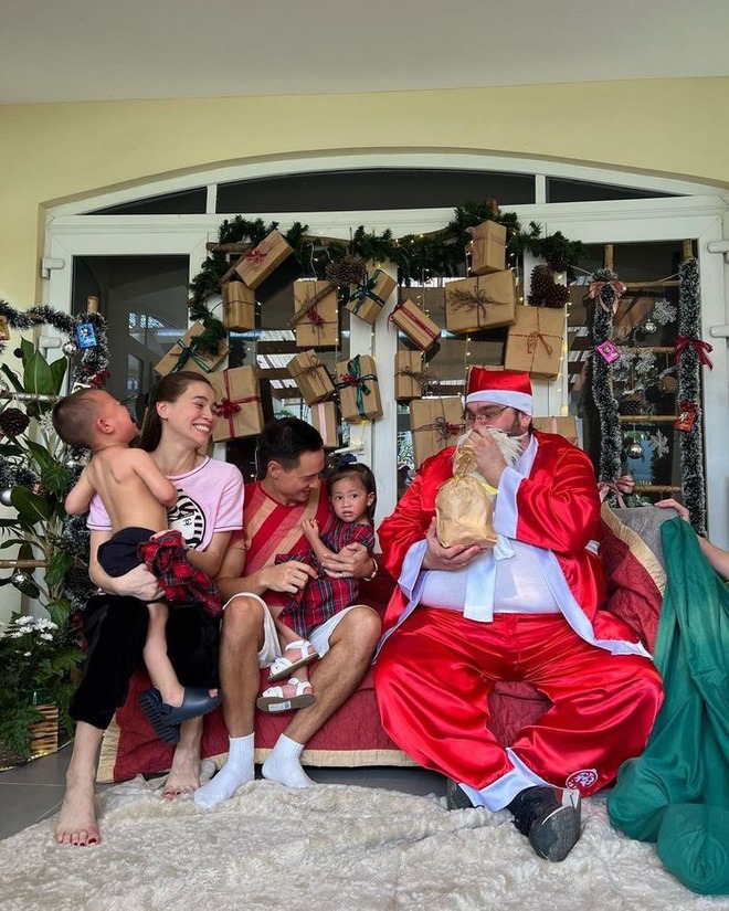 Sao Việt trang hoàng lộng lẫy cho ngôi nhà dịp Giáng sinh, ai nhìn cũng choáng ngợp