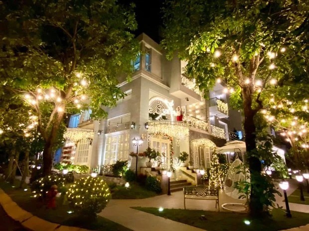Sao Việt trang hoàng lộng lẫy cho ngôi nhà dịp Giáng sinh, ai nhìn cũng choáng ngợp