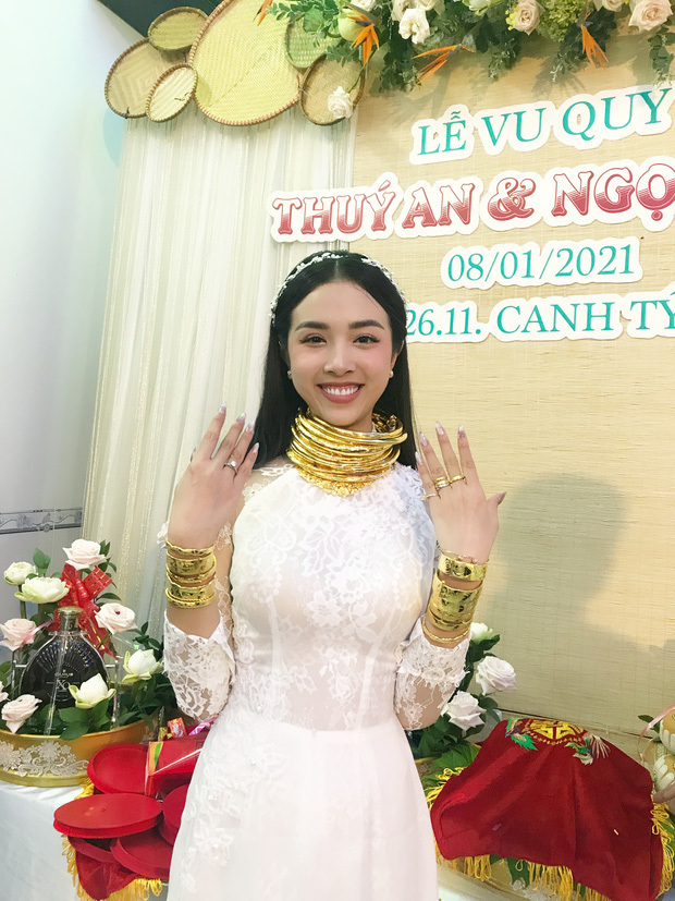 Những mỹ nhân Việt đeo vàng 'trĩu cổ', đếm tiền mỏi tay trong ngày đại hỷ 