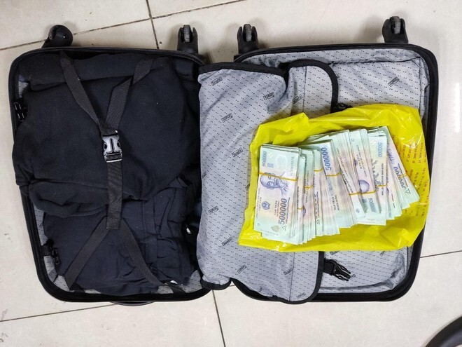 Nhân viên hàng không trao trả lại chiếc vali chứa 500 triệu đồng cho hành khách bỏ quên