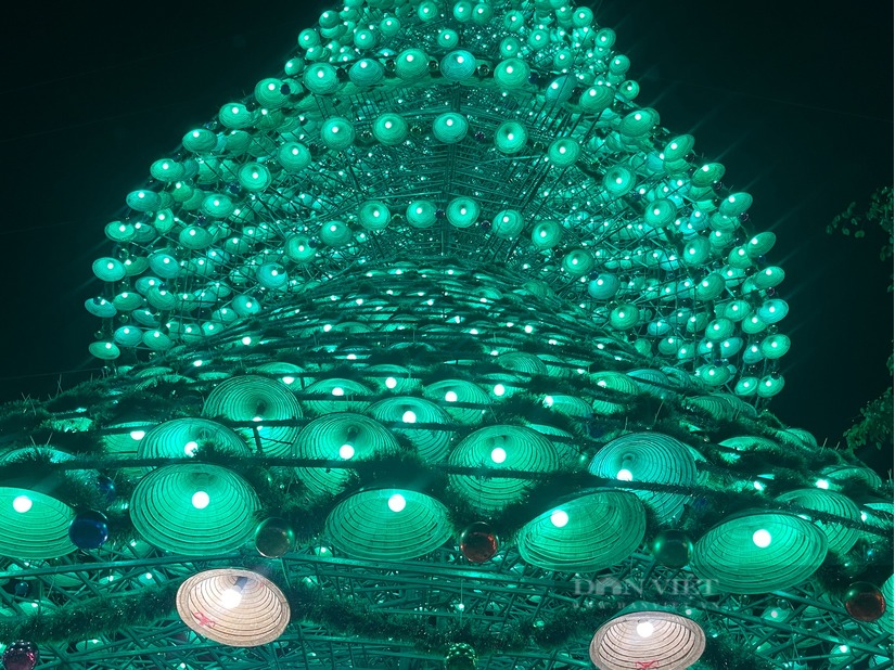 Cây thông Noel 'khổng lồ' làm bằng 2.500 nón lá ở Đồng Nai