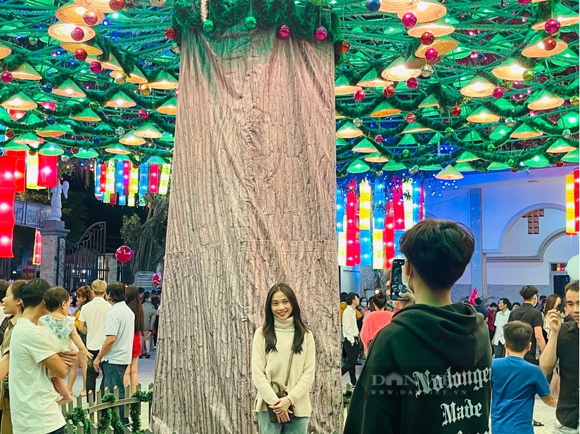 Cây thông Noel 'khổng lồ' làm bằng 2.500 nón lá ở Đồng Nai