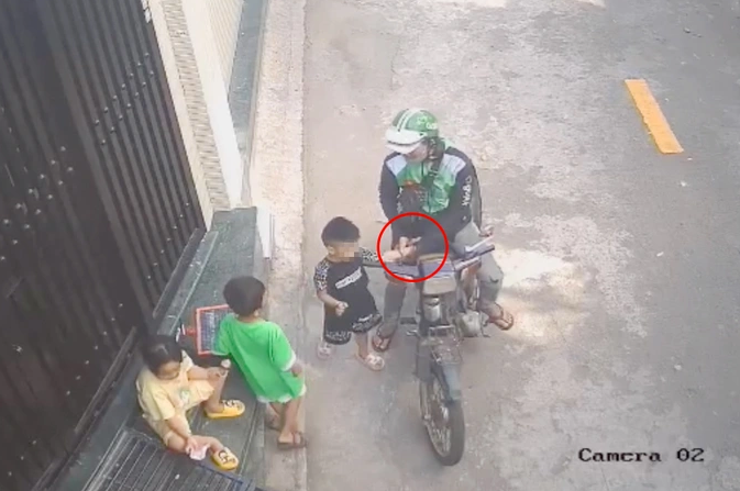 Bắt nam thanh niên cướp lắc vàng của bé trai 4 tuổi ở TPHCM