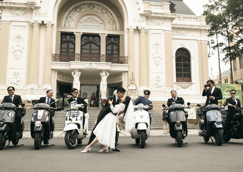 Đám cưới, Phan Hiển đón dâu bằng dàn vespa, Khánh Thi diện 3 váy cưới 