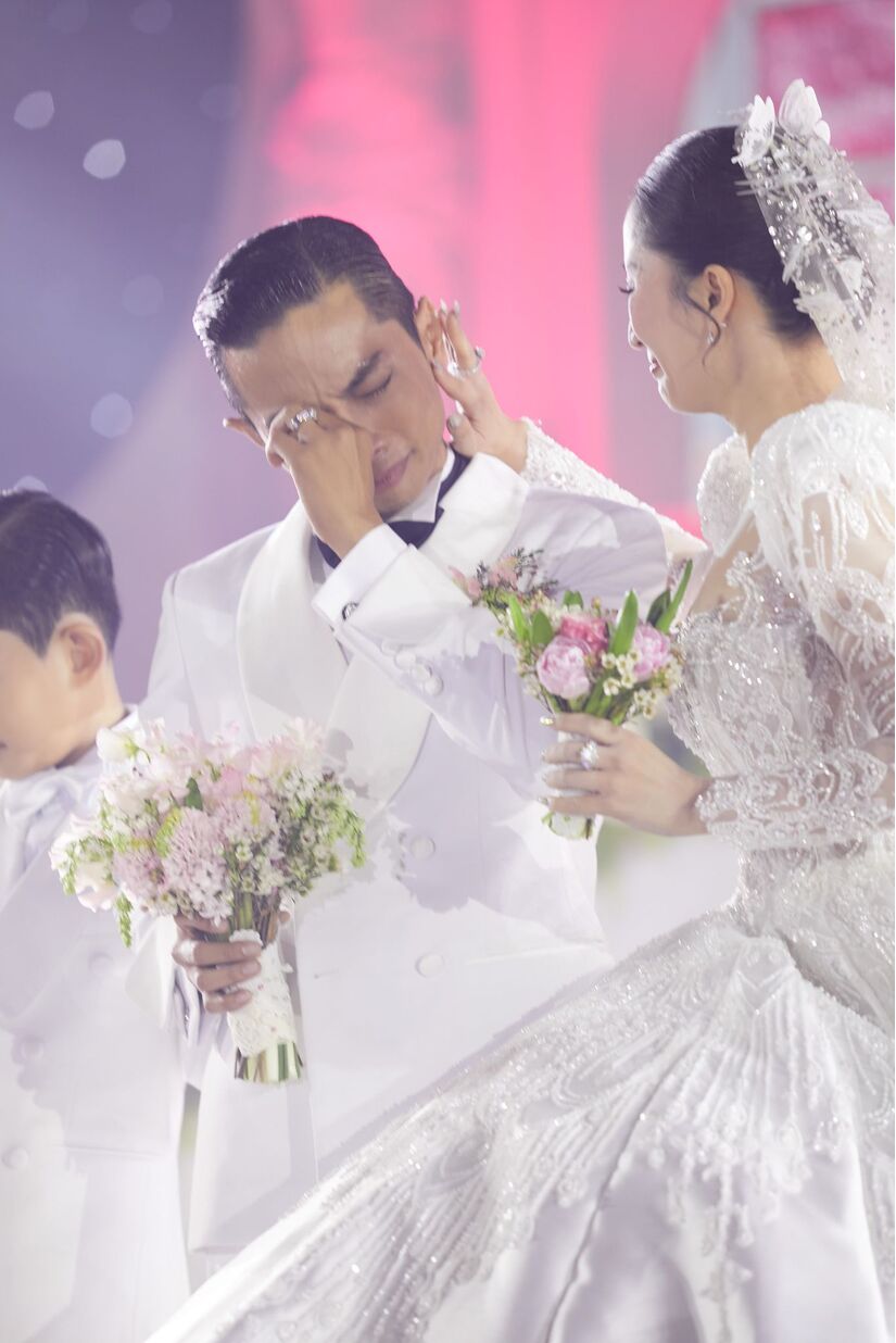 Đám cưới, Phan Hiển đón dâu bằng dàn vespa, Khánh Thi diện 3 váy cưới 