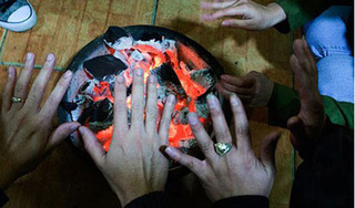 Đốt than sưởi ấm trong phòng kín, 3 người trong gia đình ở Hà Tĩnh nguy kịch
