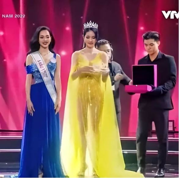BTC Hoa hậu Việt Nam xin lỗi vì sự cố váy xuyên thấu của Á hậu Phương Anh