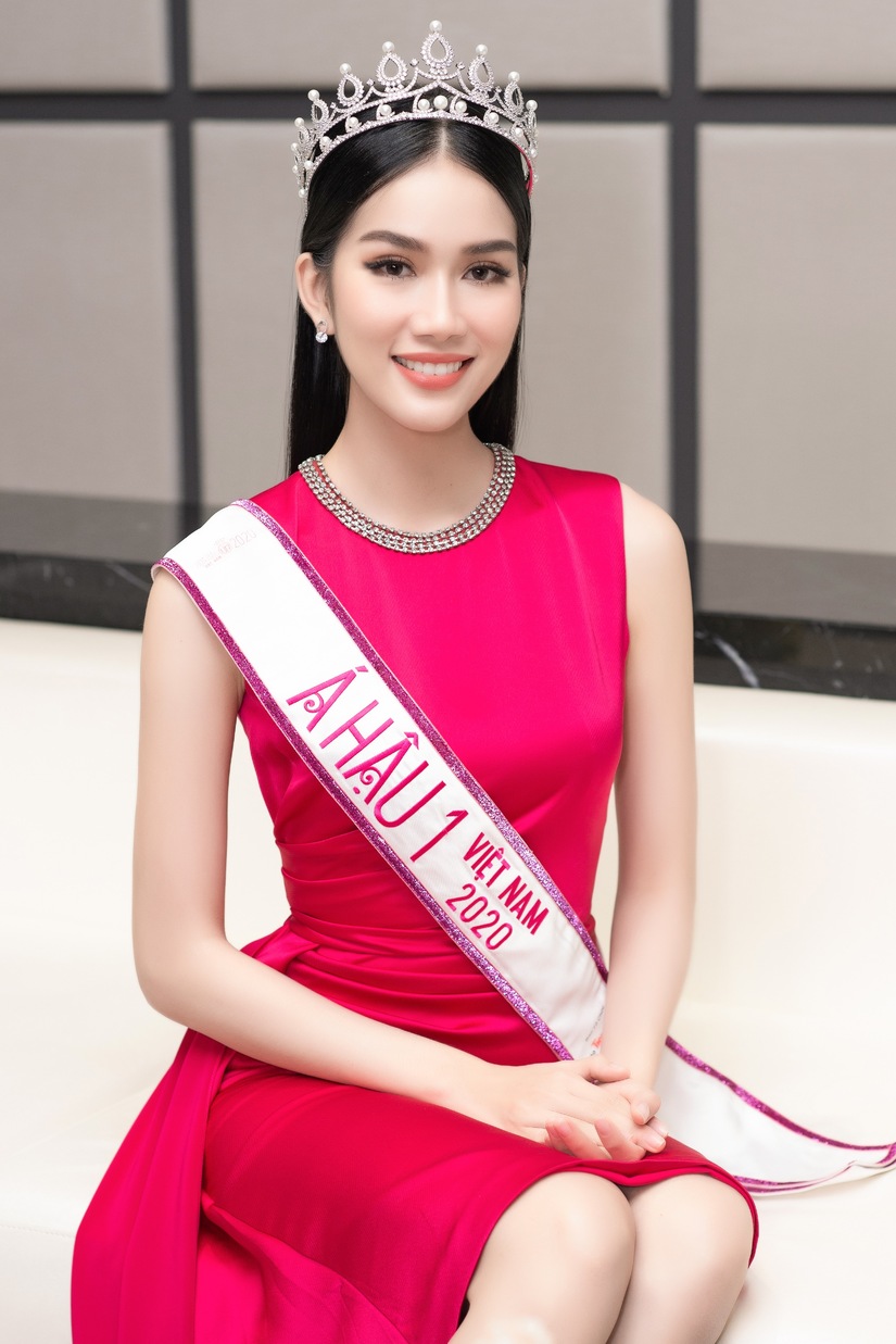 BTC Hoa hậu Việt Nam xin lỗi vì sự cố váy xuyên thấu của Á hậu Phương Anh