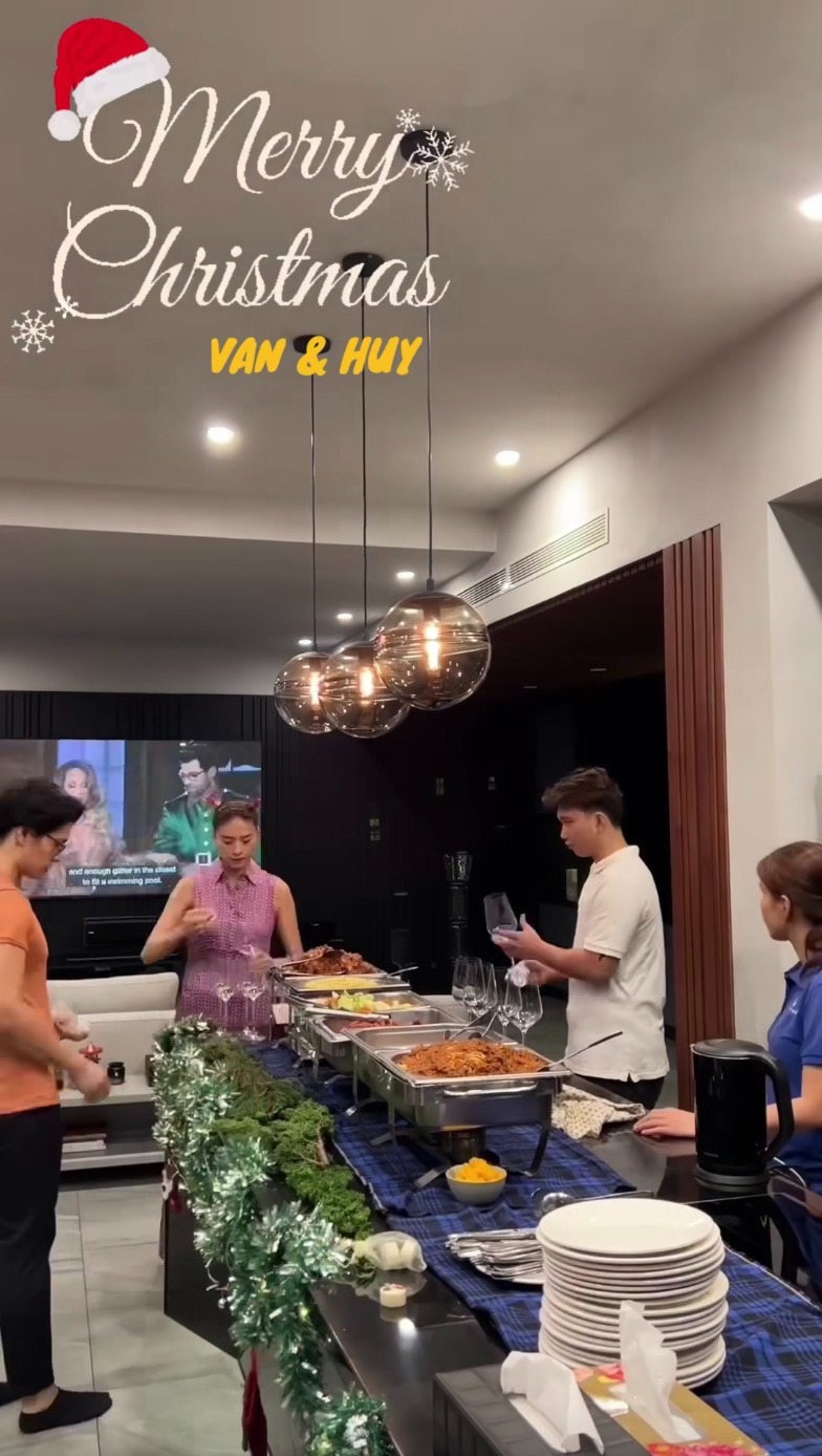 Cơ ngơi hoành tráng của Ngô Thanh Vân - Huy Trần: Rộng 150m2, phòng khách như nhà hàng 