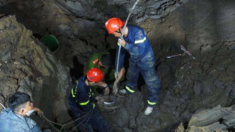 Thông tin mới nhất về việc giải cứu bé trai rơi xuống trụ bê tông sâu 35m ở Đồng Tháp