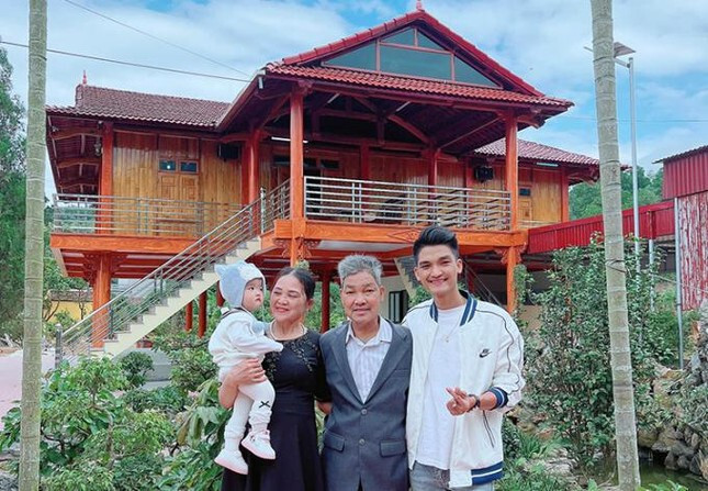 Sao Việt xây nhà tặng bố mẹ 2022