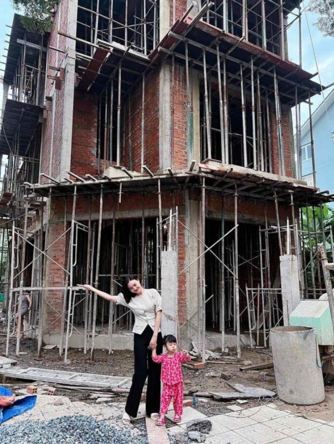Sao Việt xây nhà tặng bố mẹ 2022